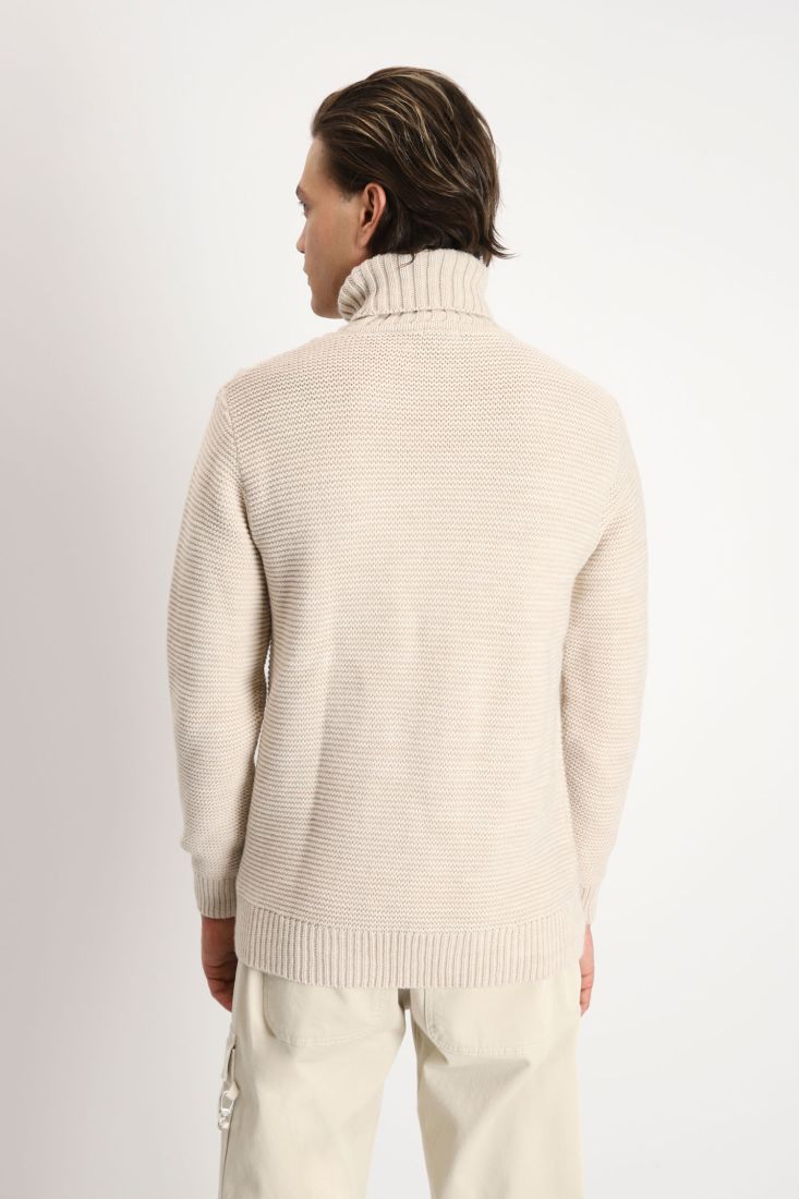 Maglione dolcevita con lavorazione intrecciata