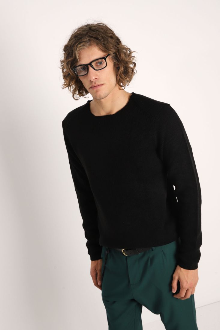 Maglione monocolour con scollo tondo e lavorazione intrecciata